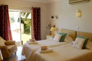Karma Surf Retreat–Private Twin Bed Suite